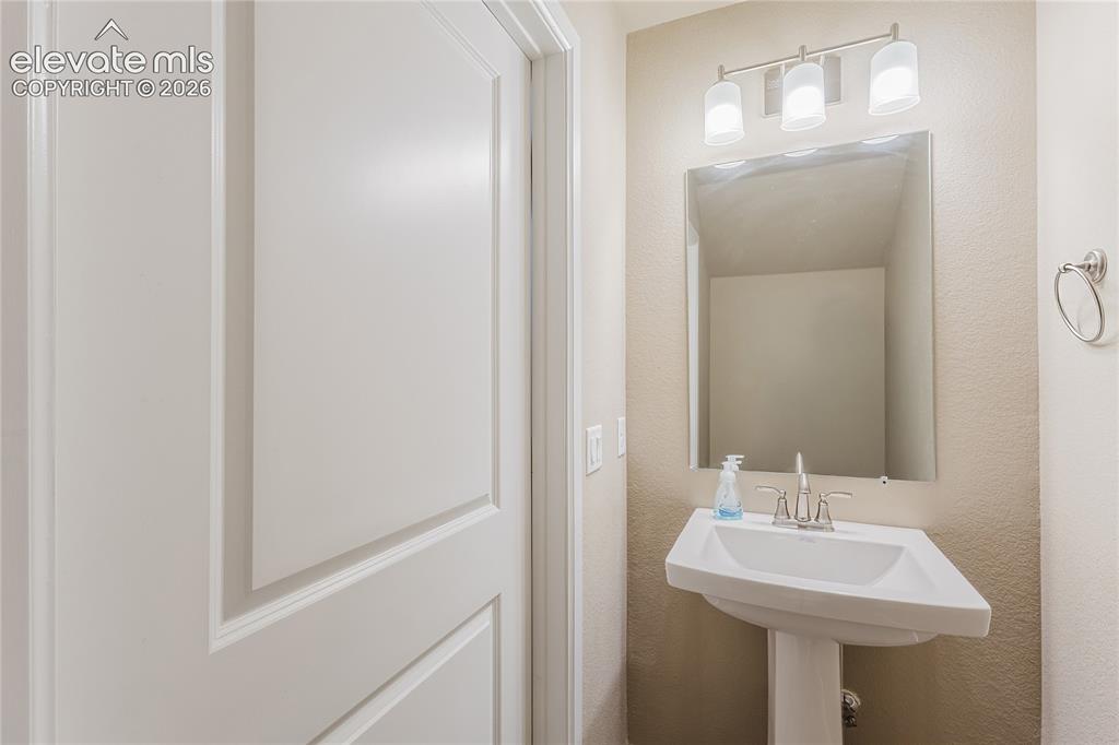 Image 26 of 37: Bathroom