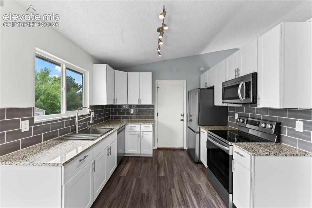 Image 7 of 33: Kitchen