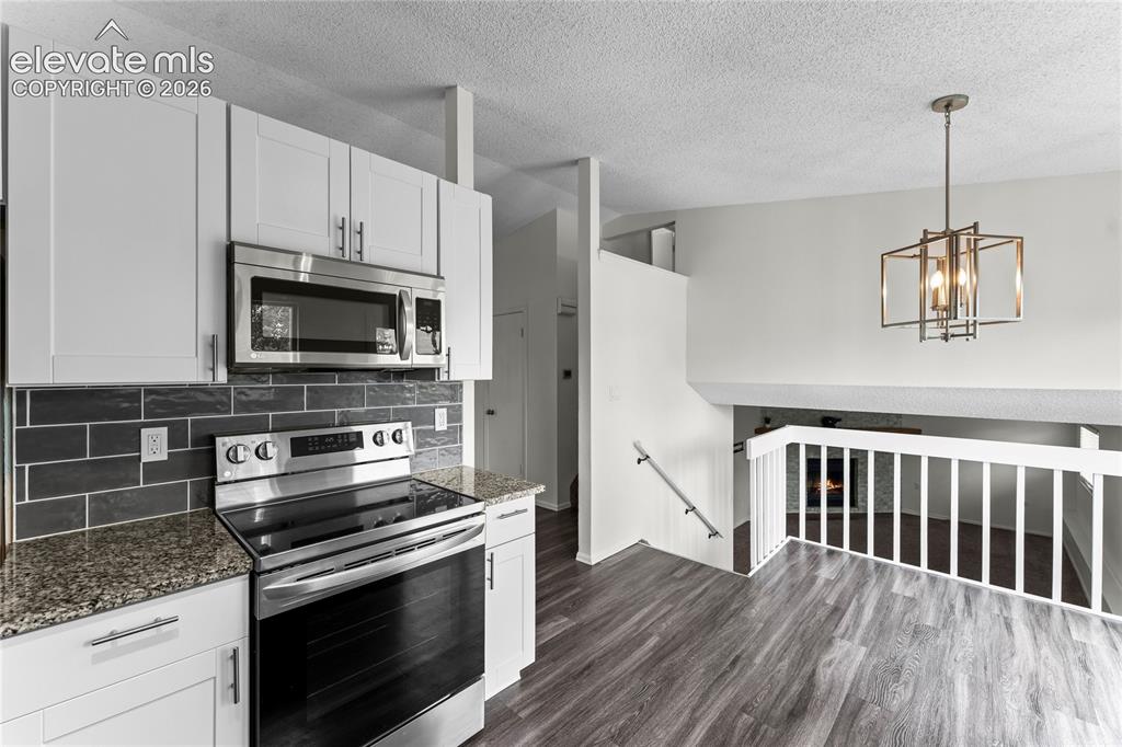 Image 9 of 33: Kitchen
