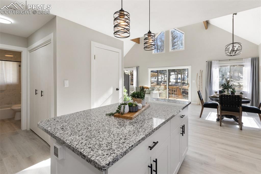 Image 17 of 47: Kitchen