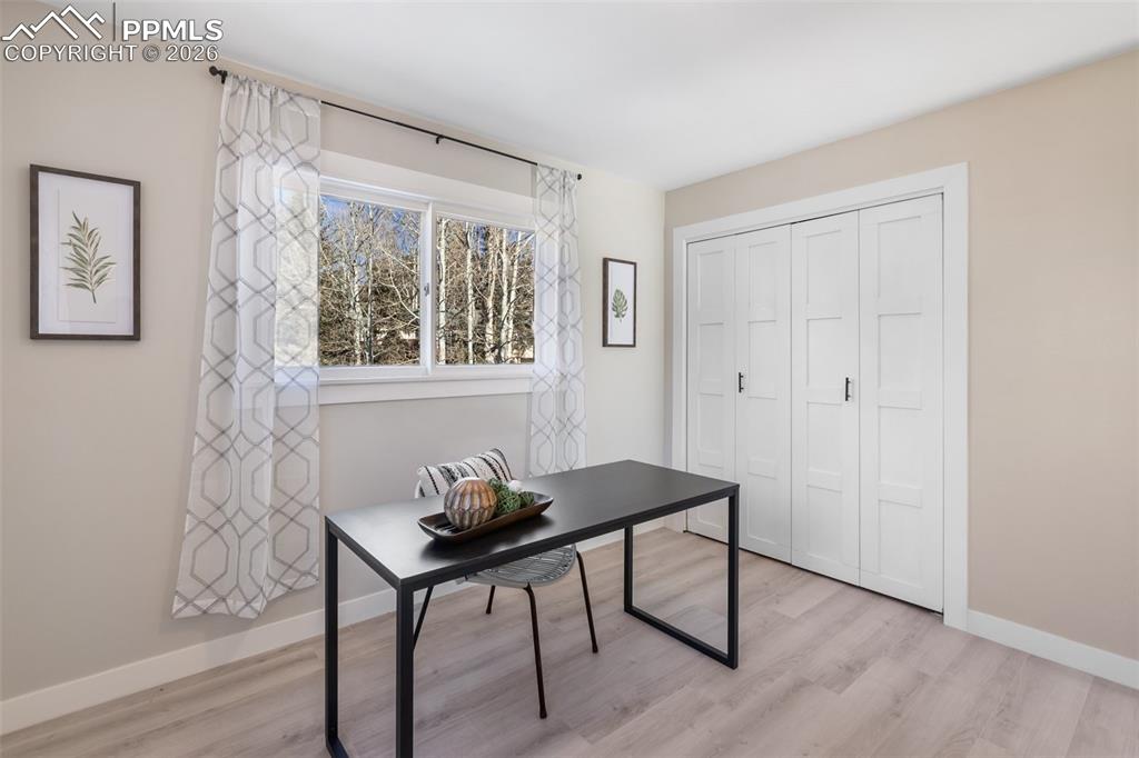 Image 33 of 47: Office