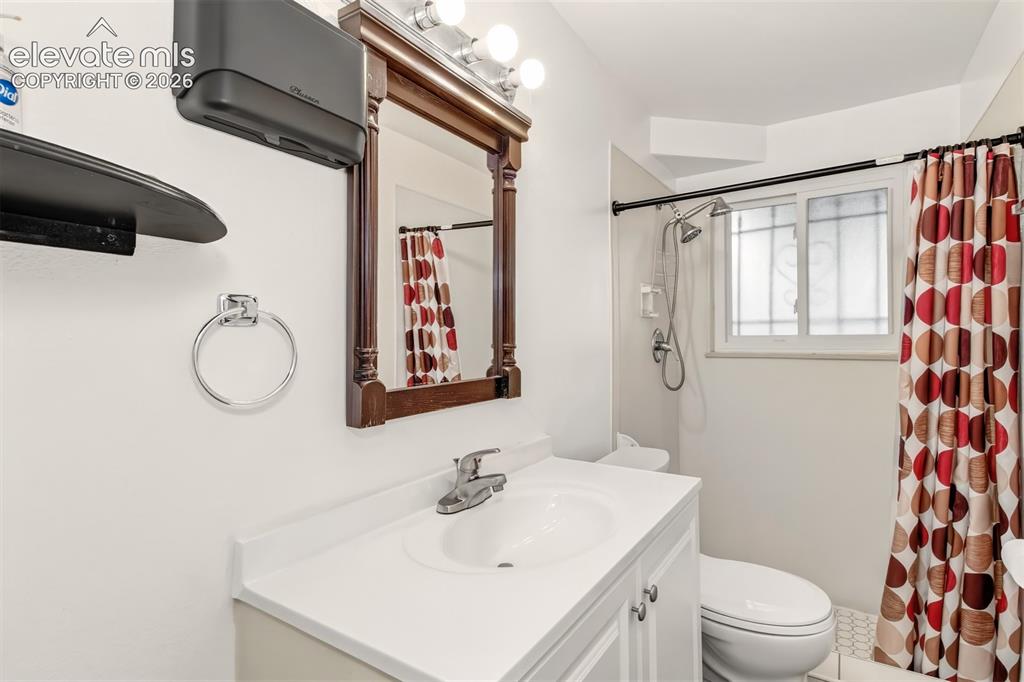 Image 15 of 18: Bathroom