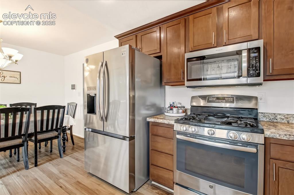 Image 8 of 18: Kitchen