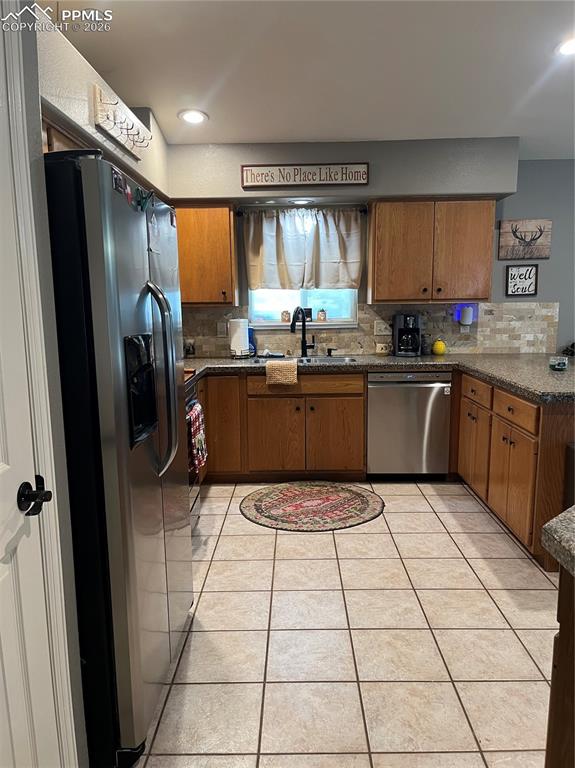 Image 15 of 28: Kitchen