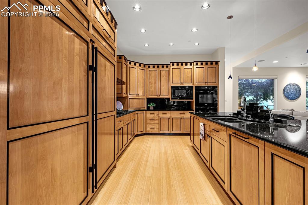 Image 13 of 45: Kitchen