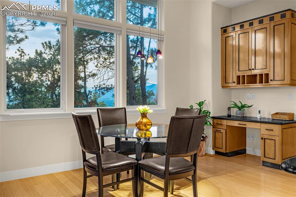 Image 18 of 45: Dining Area