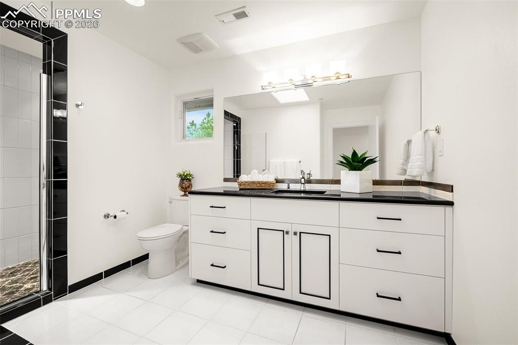 Image 26 of 45: Bathroom