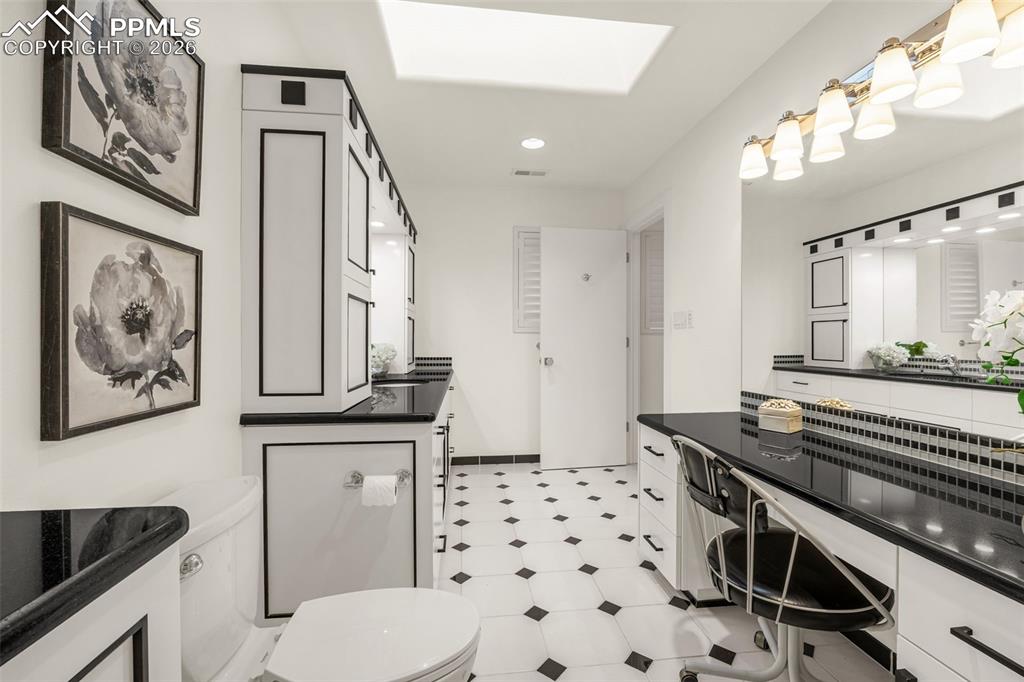 Image 27 of 45: Bathroom