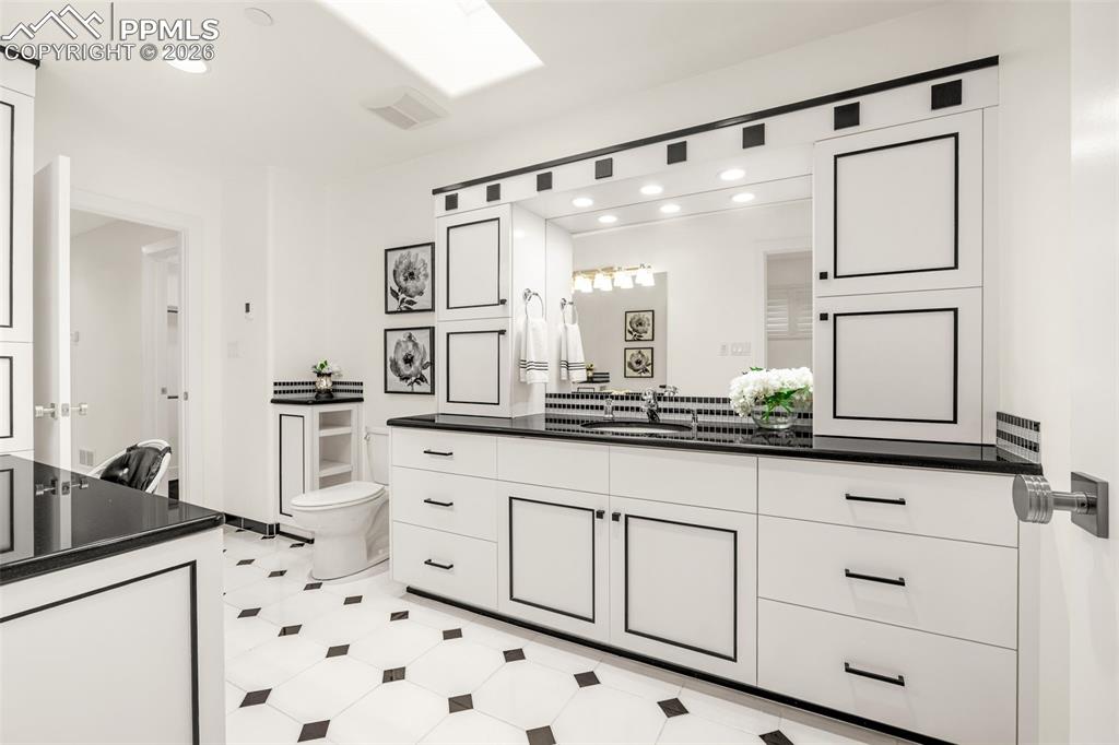 Image 28 of 45: Bathroom