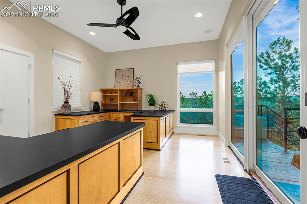 Image 32 of 45: Kitchen