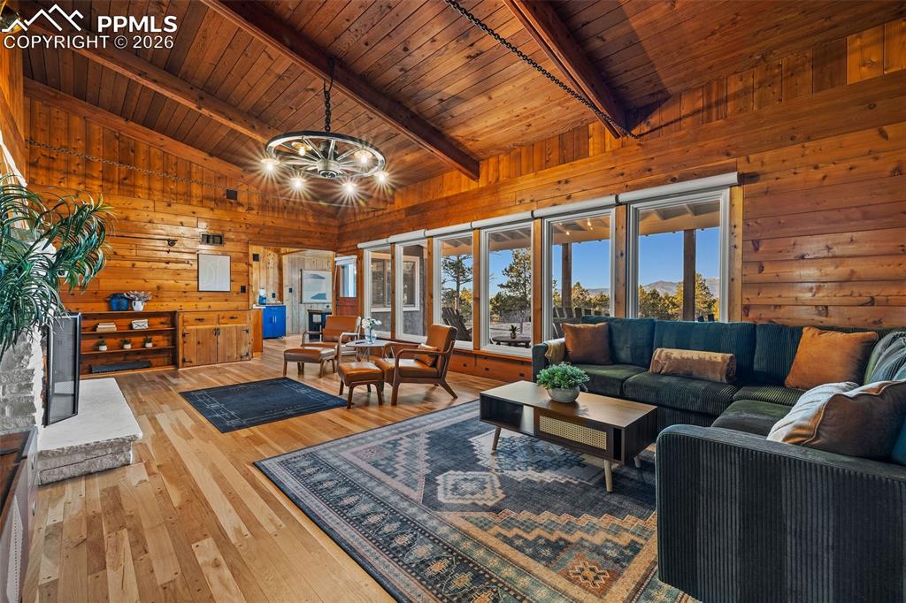 Image 13 of 50: Living Room