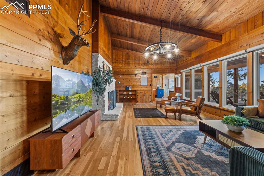 Image 14 of 50: Living Room