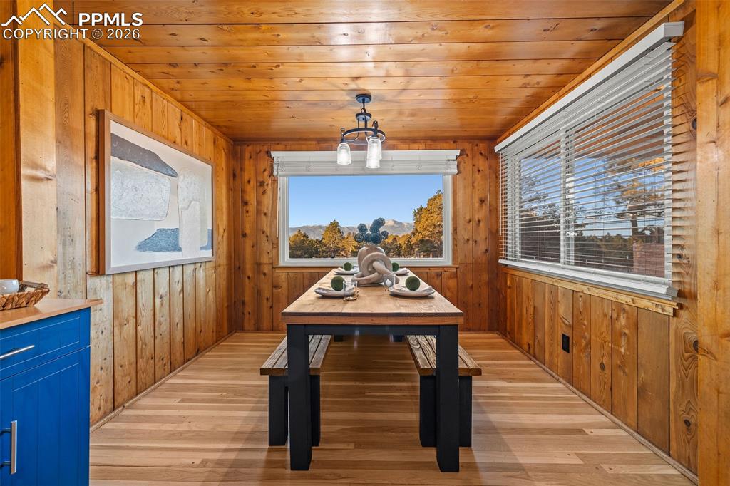 Image 15 of 50: Dining Area