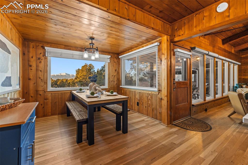 Image 16 of 50: Dining Area