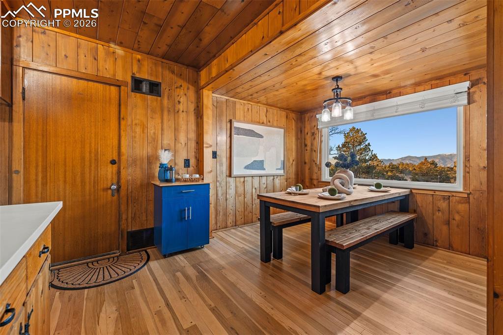 Image 17 of 50: Dining Area