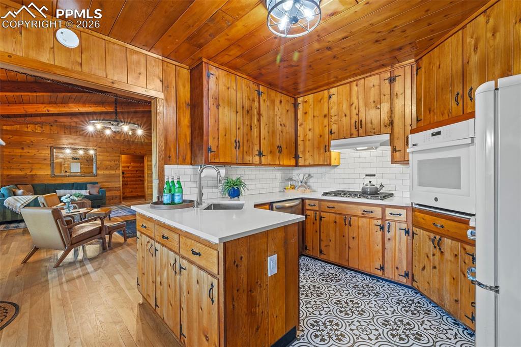 Image 20 of 50: Kitchen