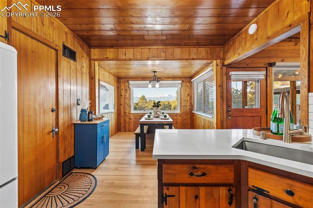 Image 21 of 50: Kitchen