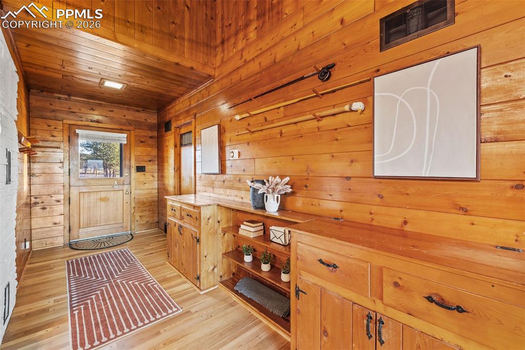 Image 22 of 50: Entry