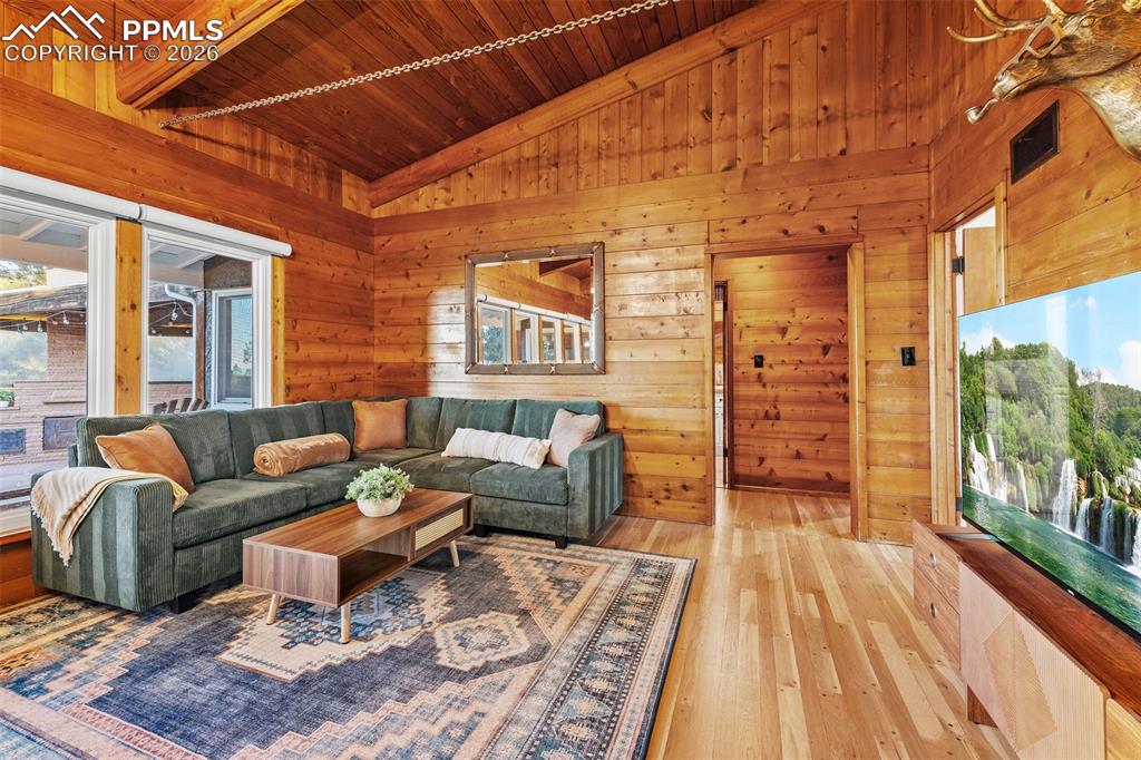 Image 25 of 50: Living Room