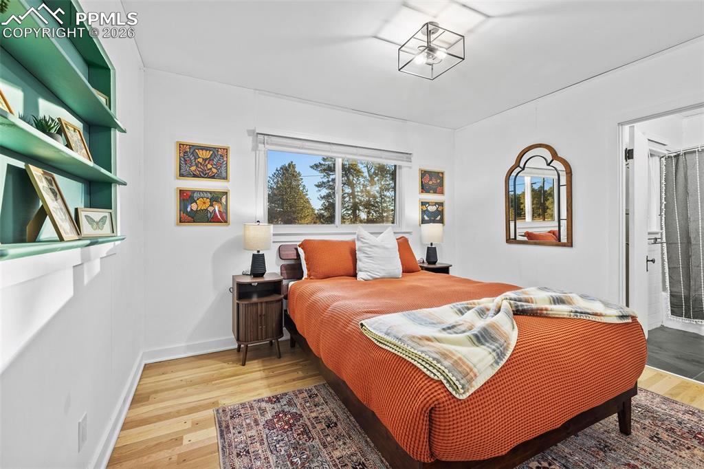 Image 26 of 50: Bedroom