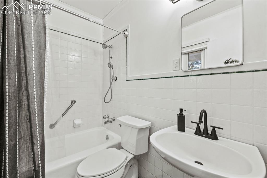 Image 27 of 50: Bathroom