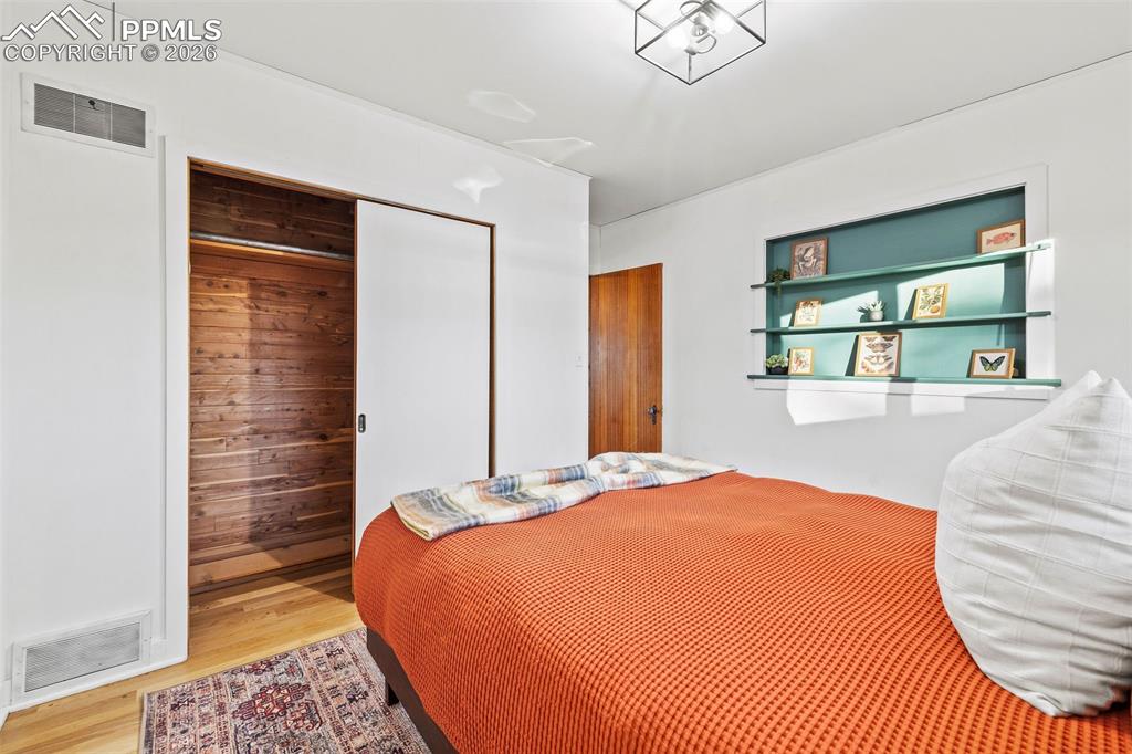 Image 28 of 50: Bedroom