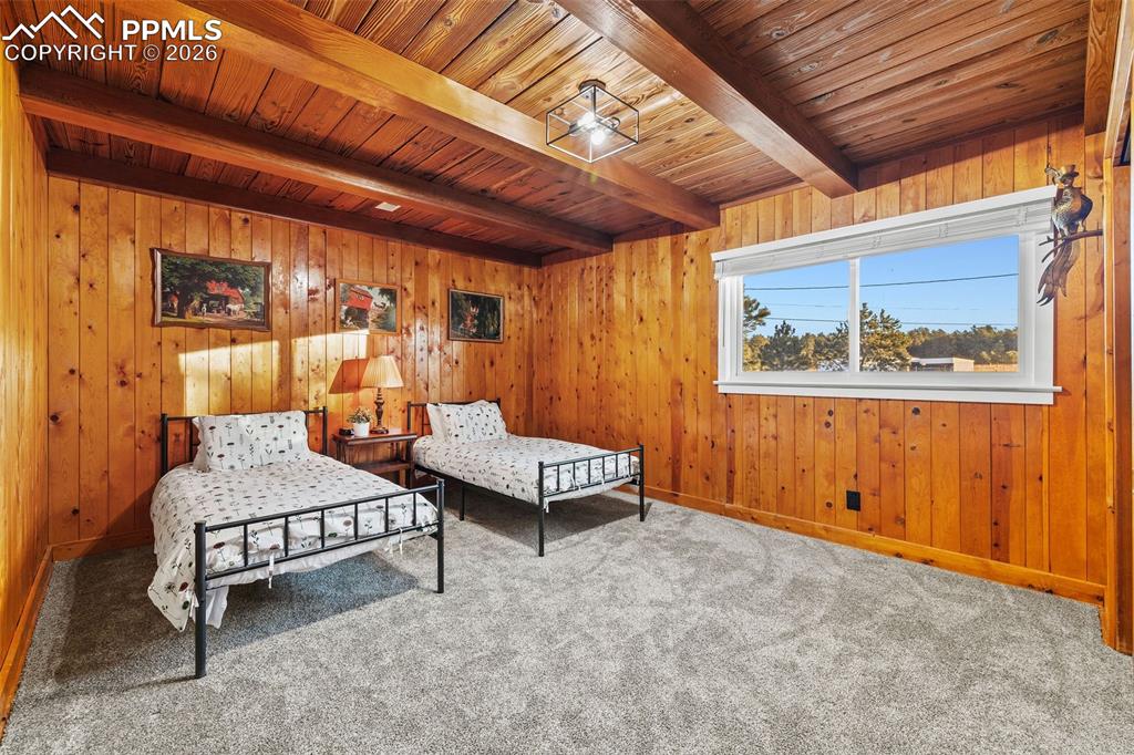 Image 29 of 50: Bedroom