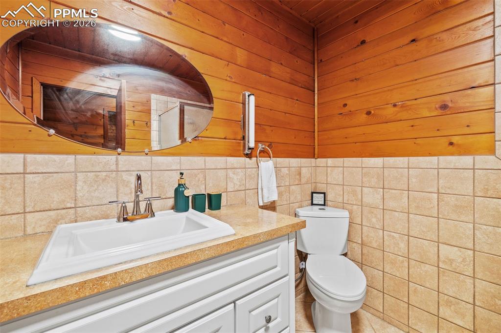 Image 30 of 50: Bathroom