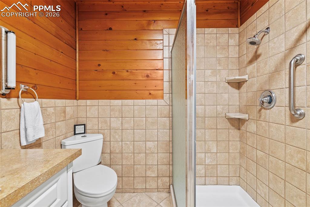 Image 31 of 50: Bathroom