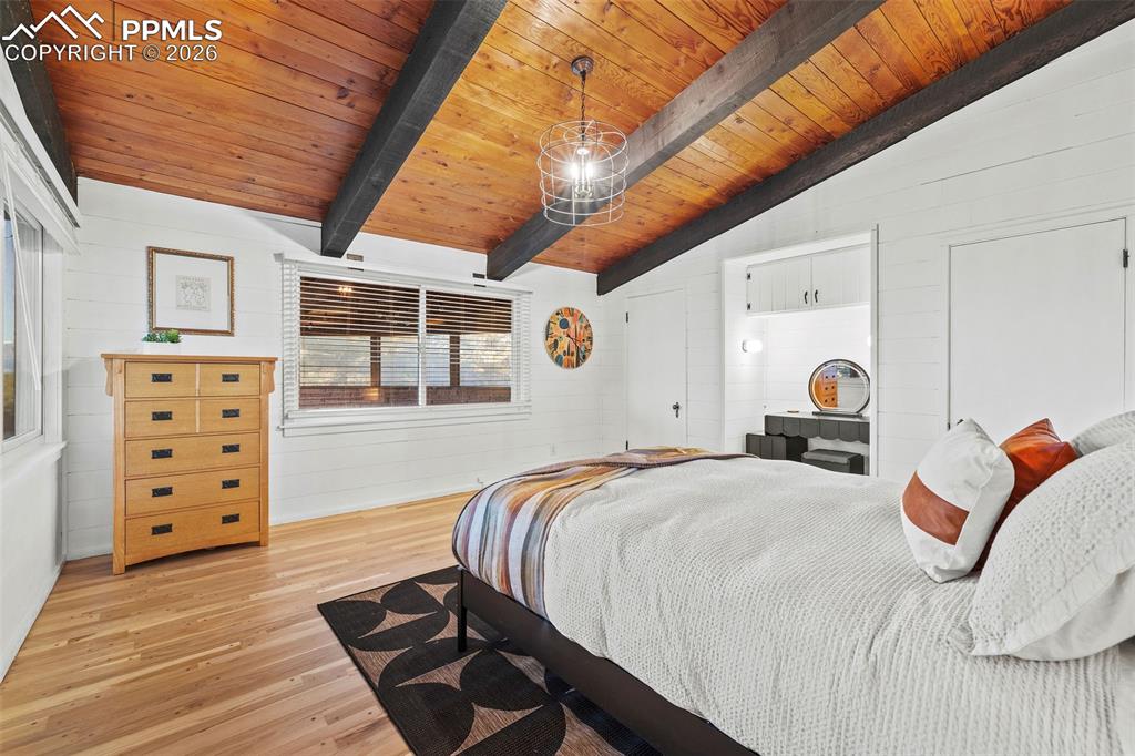 Image 32 of 50: Bedroom