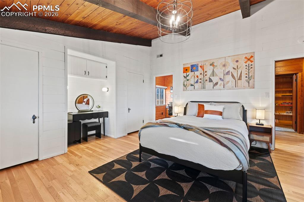 Image 33 of 50: Bedroom