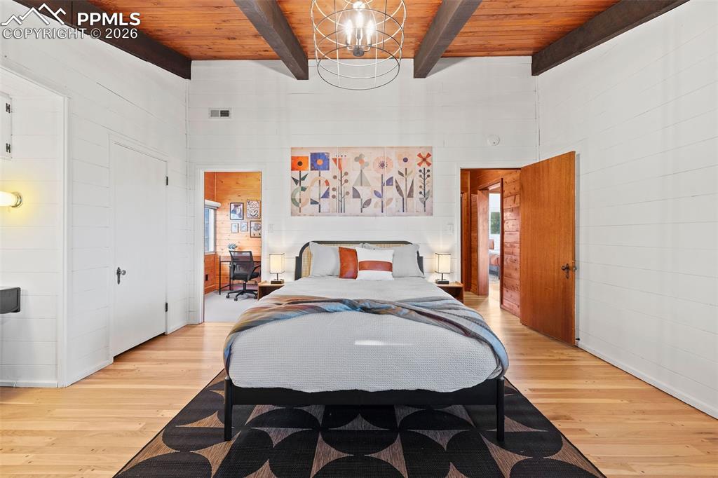 Image 34 of 50: Bedroom