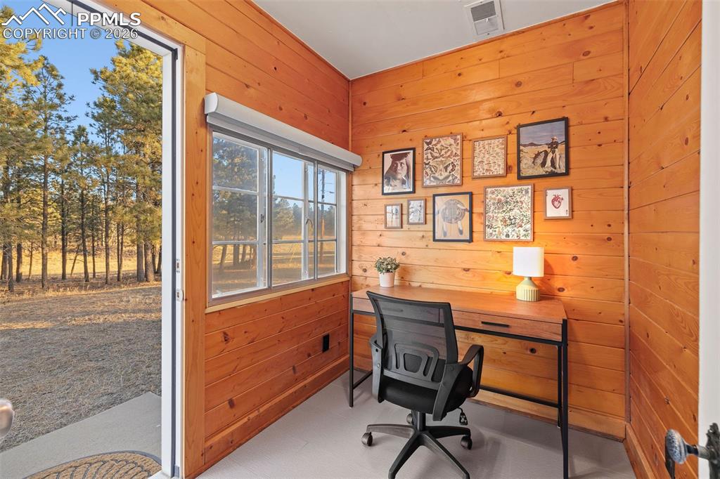 Image 35 of 50: Office