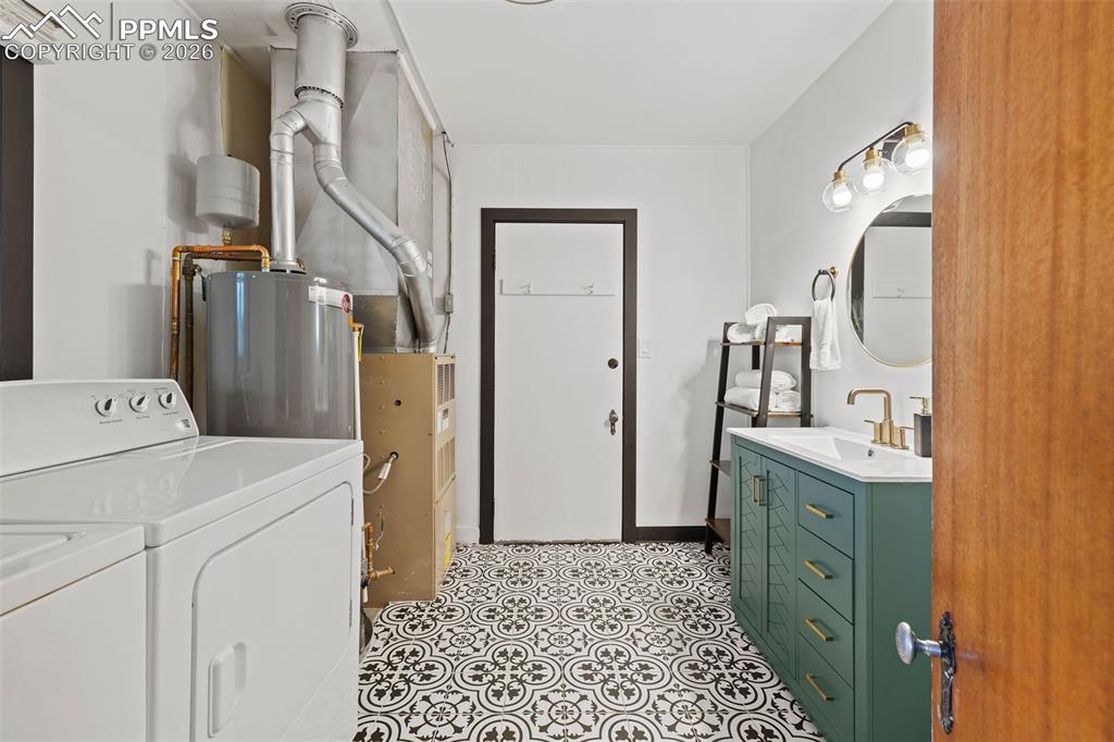 Image 36 of 50: Laundry