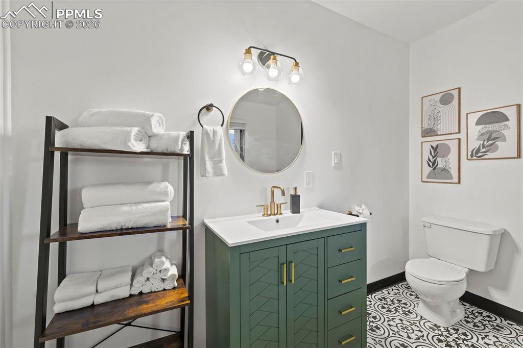 Image 37 of 50: Bathroom