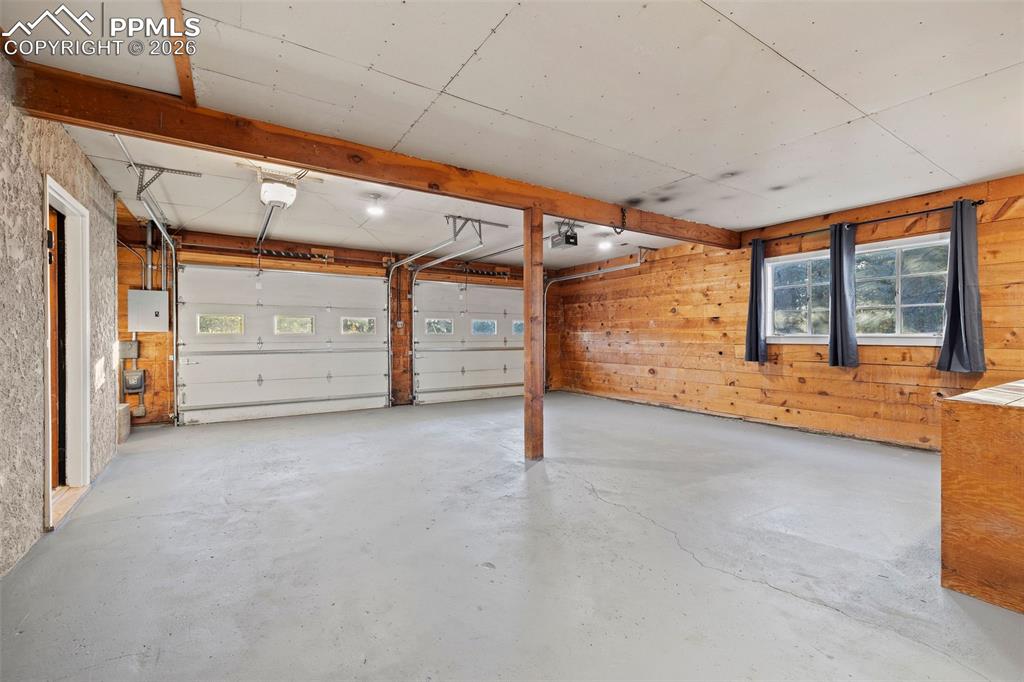 Image 38 of 50: Garage