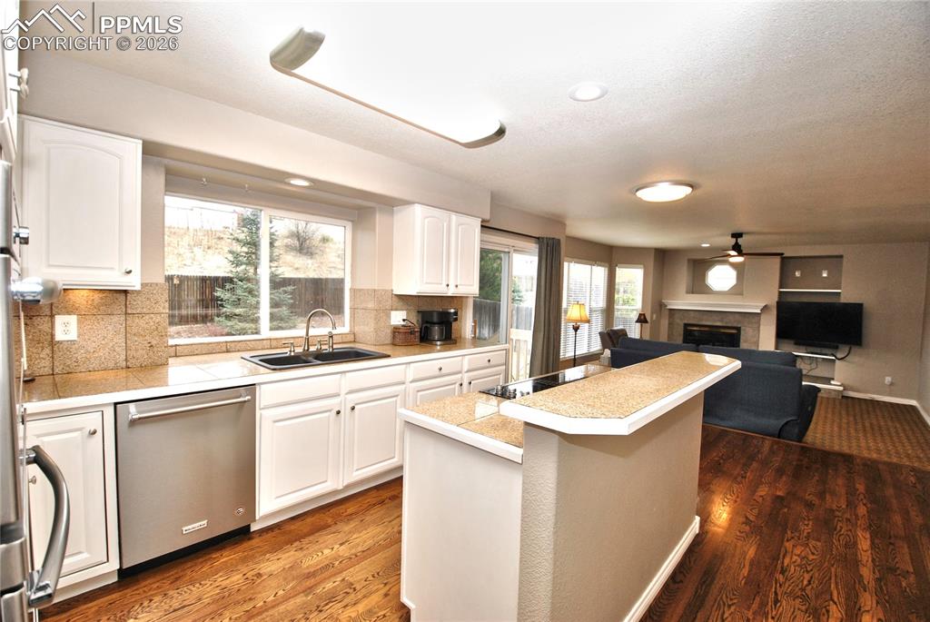 Image 10 of 44: Kitchen