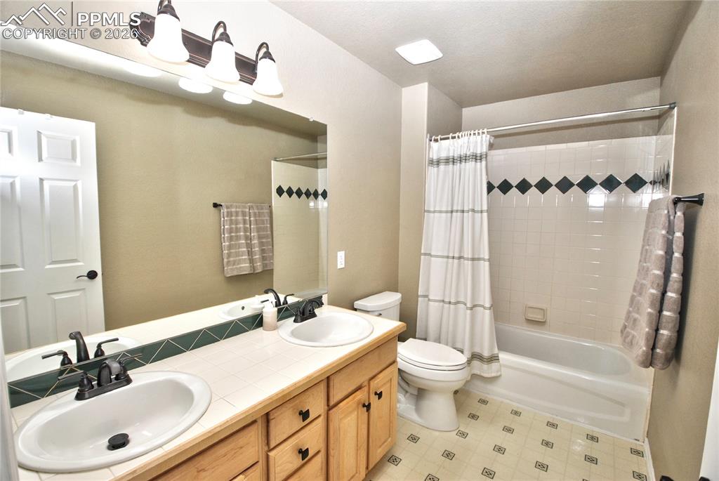 Image 23 of 44: Bathroom