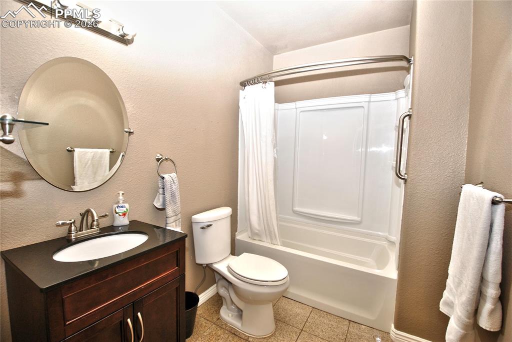 Image 33 of 44: Bathroom