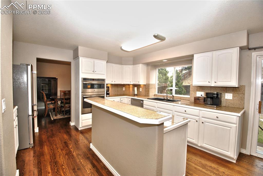 Image 9 of 44: Kitchen