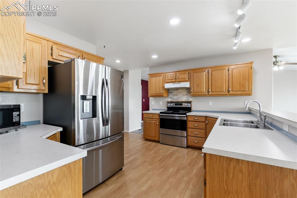 Image 12 of 50: Kitchen