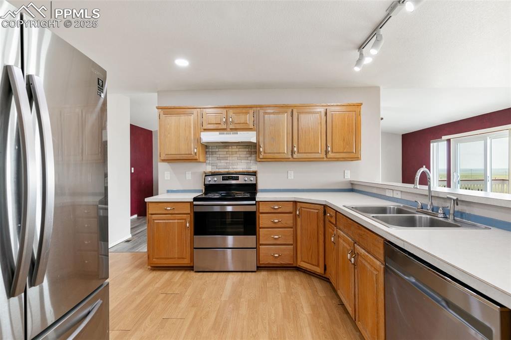 Image 13 of 50: Kitchen