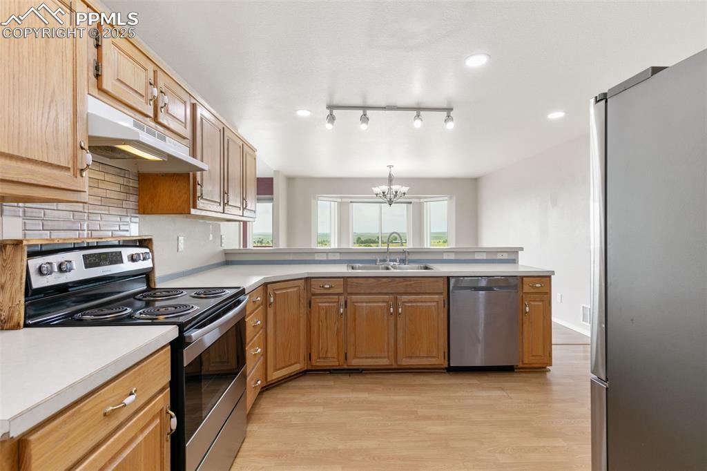 Image 14 of 50: Kitchen