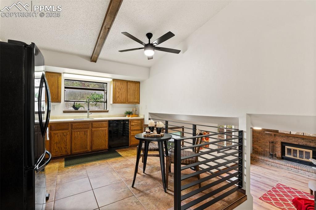 Image 15 of 32: Eat-in kitchen with garden window