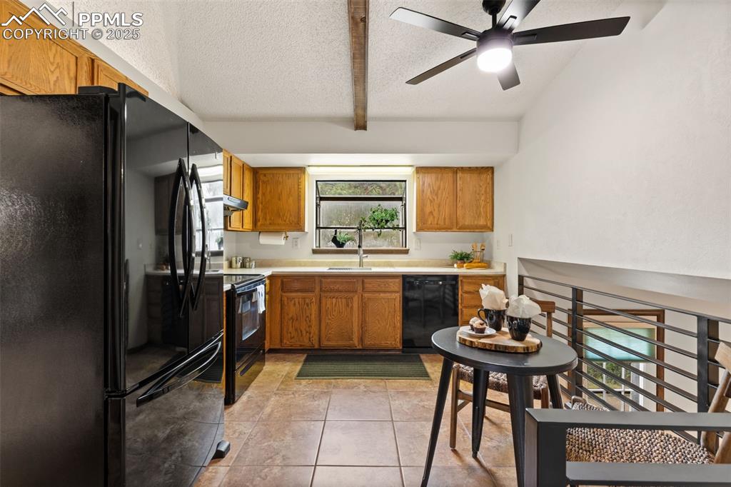 Image 16 of 32: Kitchen