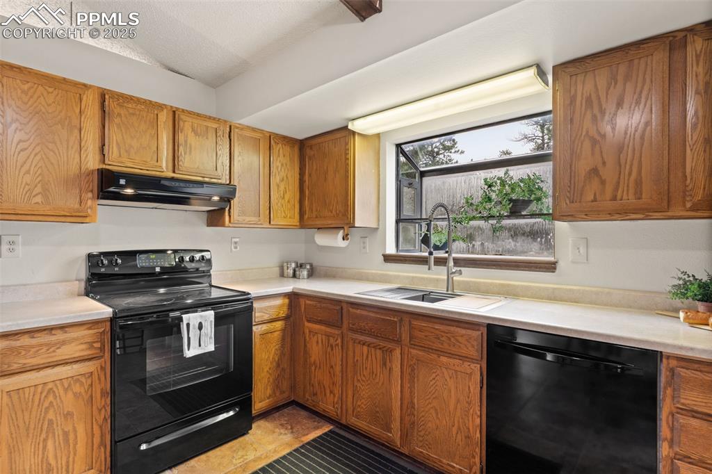 Image 17 of 32: Kitchen