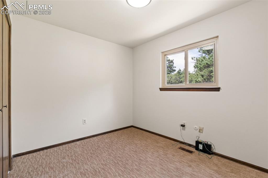 Image 22 of 32: Upper bedroom