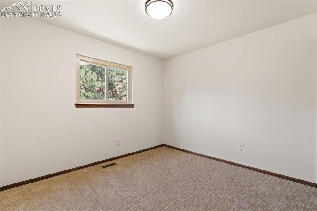 Image 23 of 32: Upper bedroom