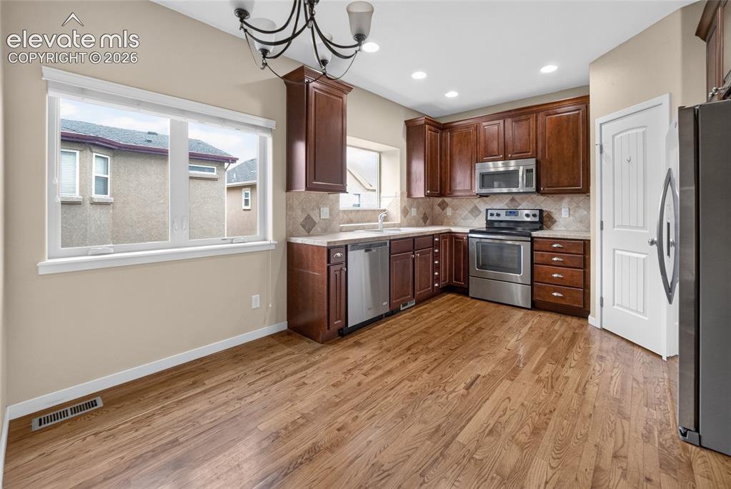Image 11 of 40: Dining Area