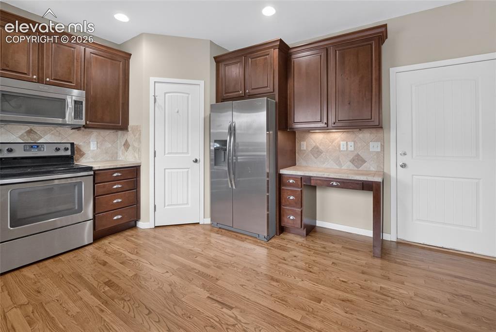 Image 14 of 40: Kitchen